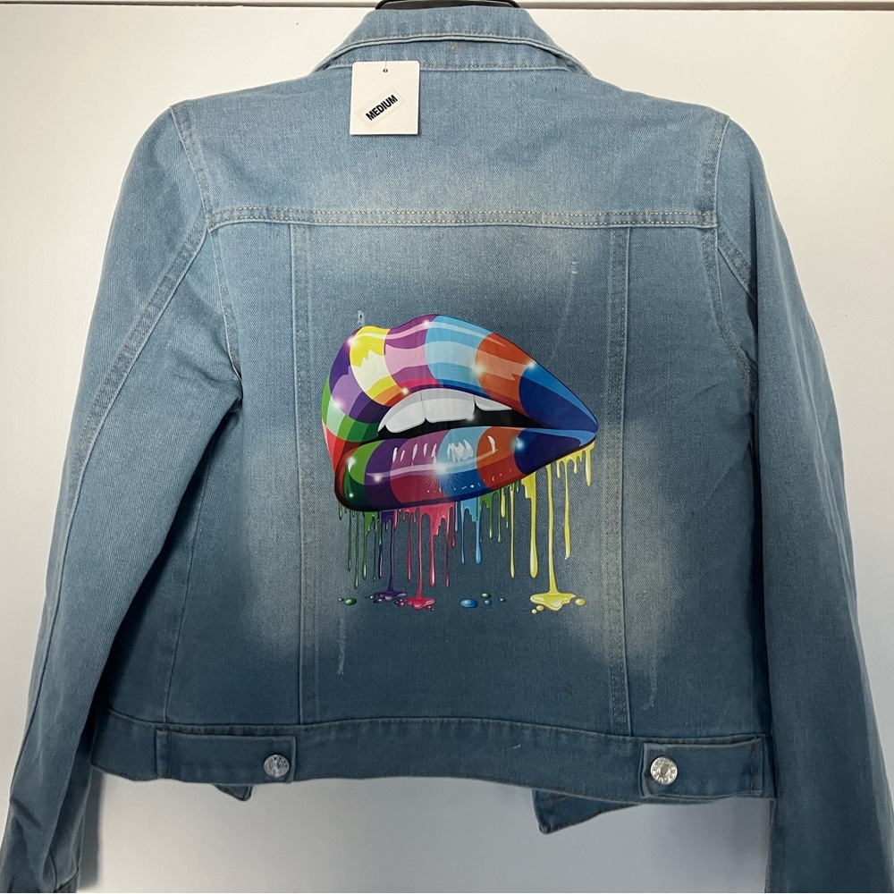 Ladies short fall denim jacket.  Detachable draw string hood.  Never worn.  NWT